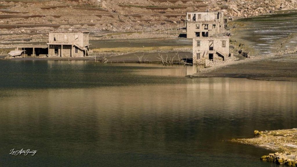 Η λίμνη του Μόρνου στερεύει, το βυθισμένο χωριό επιστρέφει - Η φύση δεν ξεχνά, απλά περιμένει - Δείτε βίντεο με εντυπωσιακές εικόνες!
