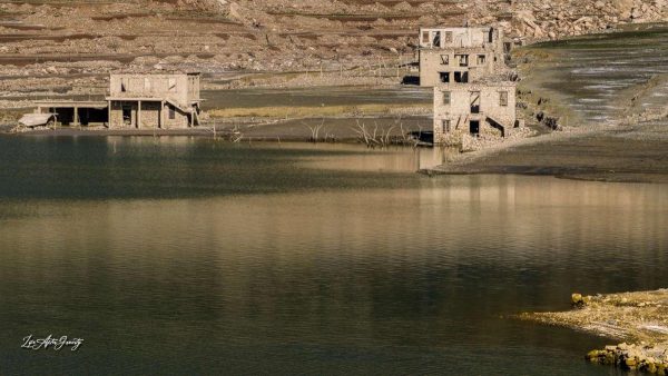 Η λίμνη του Μόρνου στερεύει, το βυθισμένο χωριό επιστρέφει - Η φύση δεν ξεχνά, απλά περιμένει - Δείτε βίντεο με εντυπωσιακές εικόνες!