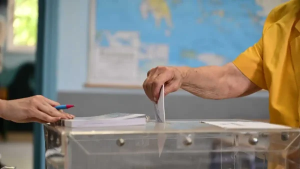 Δημοσκόπηση Interview: Προβάδισμα 10,6 μονάδων της ΝΔ έναντι του ΠΑΣΟΚ – 6 στους 10 αναποφάσιστους θα επιλέξουν κόμμα λίγες μέρες πριν τις εκλογές