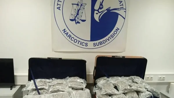 Πιάστηκαν με 44 κιλά κάνναβη στο «Ελευθέριος Βενιζέλος» – Φωτογραφίες από τα ναρκωτικά