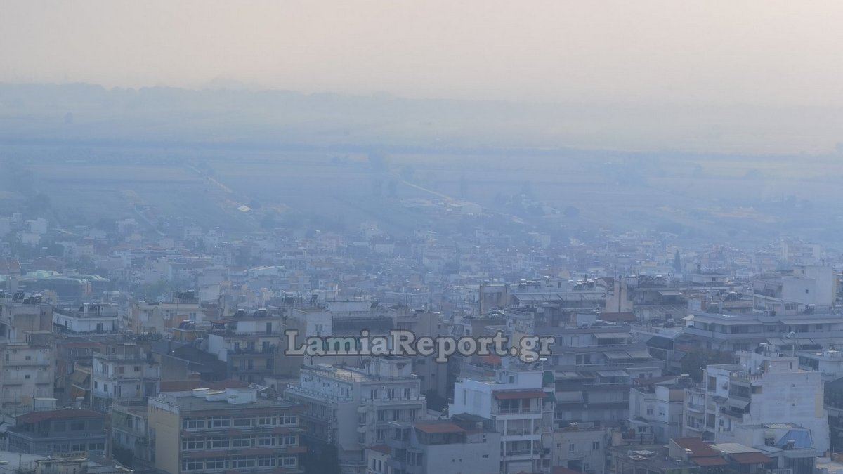 «Τοπίο στην ομίχλη» η Λαμία λόγω καύσης υπολειμμάτων καλλιεργειών (ΦΩΤΟ)