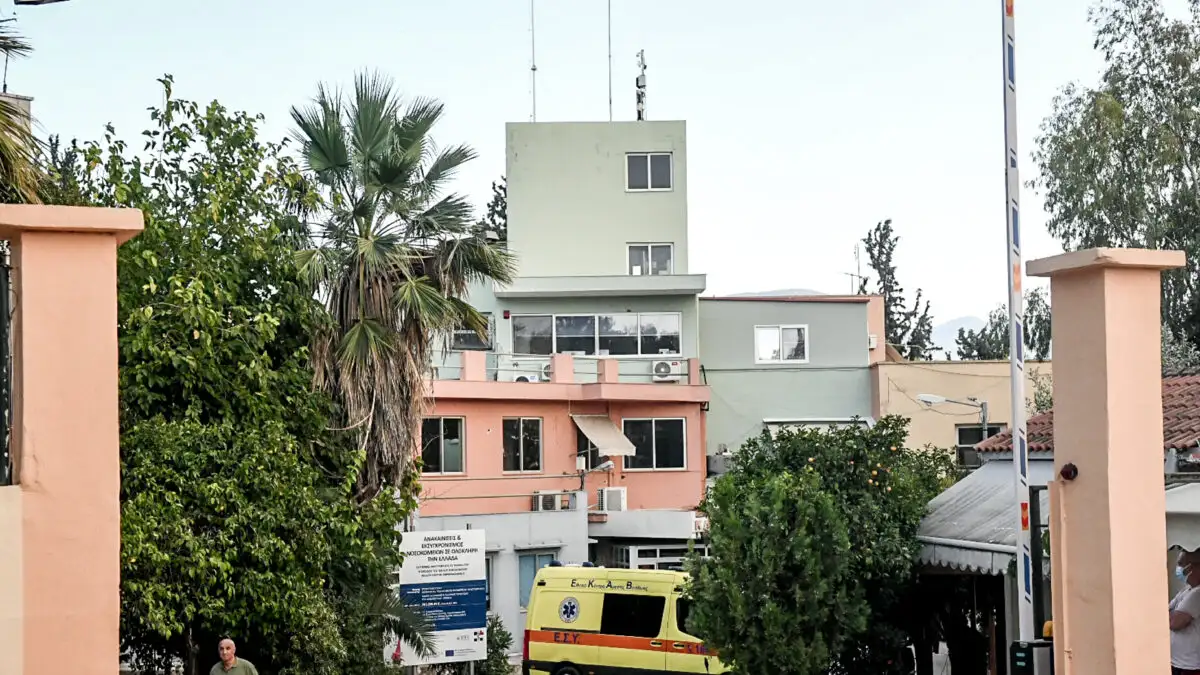 Αχαΐα: Αγκαλιά έπεσαν από τα 2 μέτρα ο 25χρονος με τον 3χρονο που σκοτώθηκε – Από ανακοπή ξεψύχησε το παιδί