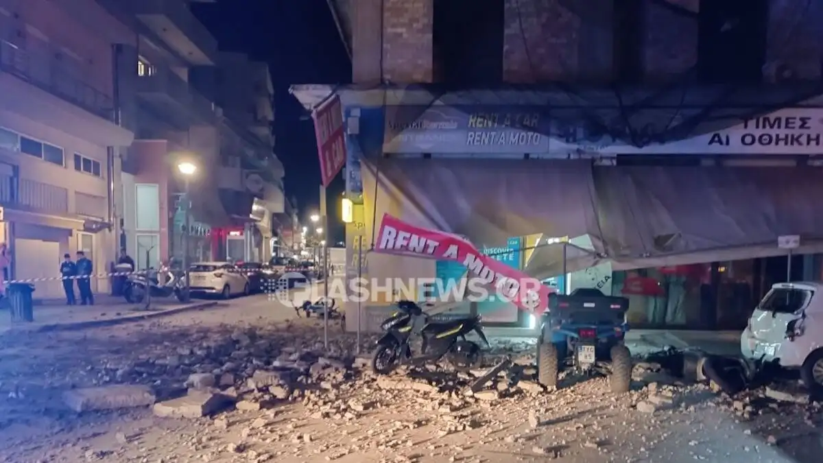 Χανιά: Μπαλκόνι 4ου ορόφου κατέρρευσε στη μέση του δρόμου – Διασκορπίστηκαν παντού συντρίμμια από τσιμέντο