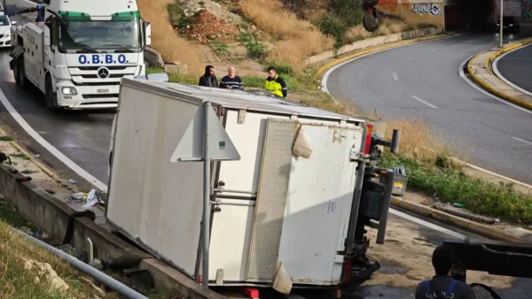 Κερατσίνι: Μια νεκρή από ανατροπή μικρού φορτηγού