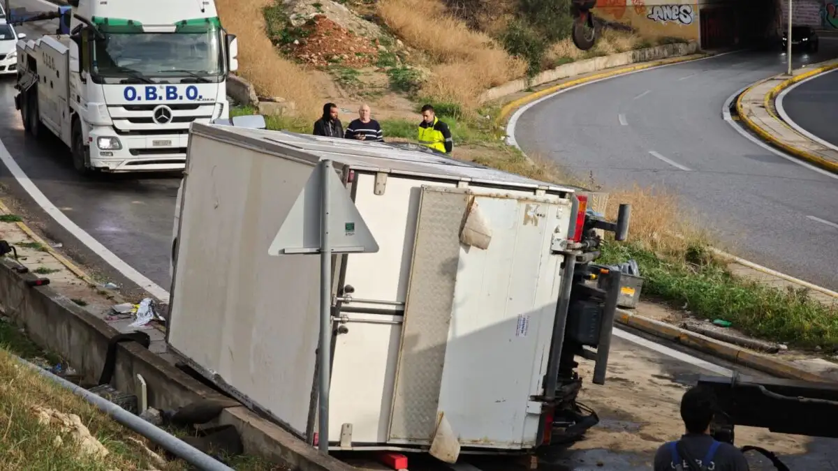 Κερατσίνι: Μια νεκρή από ανατροπή μικρού φορτηγού