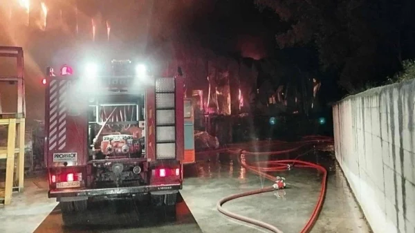 Σε κατάσταση έκτακτης ανάγκης η περιοχή Αλεπού στην Κέρκυρα μετά τη φωτιά σε επιχείρηση κατεψυγμένων