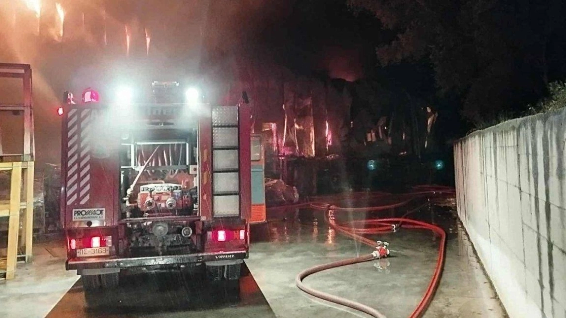 Σε κατάσταση έκτακτης ανάγκης η περιοχή Αλεπού στην Κέρκυρα μετά τη φωτιά σε επιχείρηση κατεψυγμένων