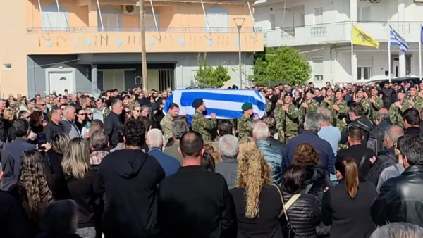 Οδύνη στην κηδεία του 19χρονου που σκοτώθηκε στη Ρόδο: Τον αποχαιρετούν με στρατιωτικό άγημα και λευκά τριαντάφυλλα