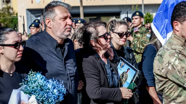 Συντετριμμένοι οι γονείς του 19χρονου Ραφαήλ στην κηδεία του - Με λευκά τριαντάφυλλα και την ελληνική σημαία το τελευταίο αντίο