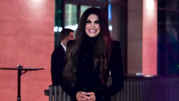 Κίμπερλι Γκίλφοϊλ: Με τον γιο της για δείπνο στο Μουσείο της Ακρόπολης - "Υπέροχο το ελληνικό φαγητό"