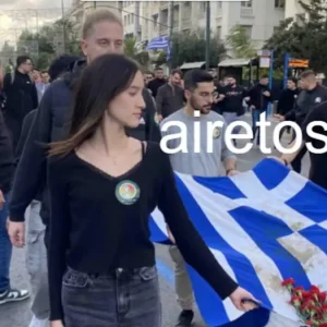 Πολυτεχνείο: Η κόρη της Φώφης Γεννηματά κράτησε την αιματοβαμμένη σημαία στην πορεία για την 52η επέτειο της εξέγερσης
