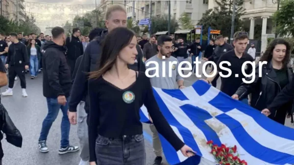 Πολυτεχνείο: Η κόρη της Φώφης Γεννηματά κράτησε την αιματοβαμμένη σημαία στην πορεία για την 52η επέτειο της εξέγερσης