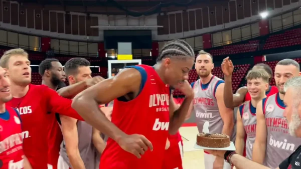 Κώστας Αντετοκούνμπο: Γενέθλια με τούρτα και... φατούρο στο ΣΕΦ - Βίντεο