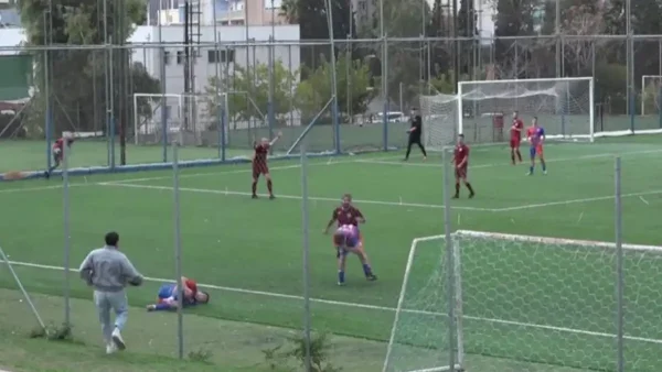 Ξύλο σε αγώνα τοπικού με ποδοσφαιριστή να κλωτσά και να ρίχνει μπουνιά σε αντίπαλό του