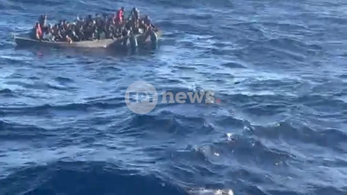 Βίντεο λίγο πριν ανατραπεί η λέμβος με τους μετανάστες ανοιχτά της Γαύδου - Στοιβαγμένοι φωνάζουν όταν βλέπουν σκάφος
