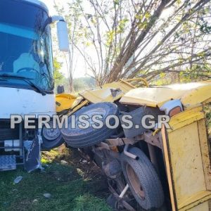 Σύγκρουση λεωφορείου με αγροτικό έξω από την Αλίαρτο - Δύο τραυματίες