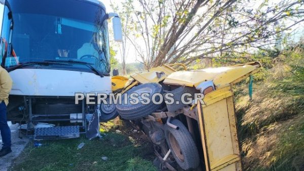 Σύγκρουση λεωφορείου με αγροτικό έξω από την Αλίαρτο - Δύο τραυματίες