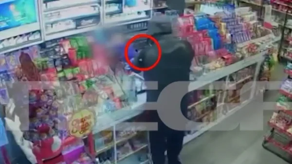 Βίντεο ντοκουμέντο από ληστεία σε μίνι μάρκετ στο Ίλιον: Απείλησε εργαζόμενη με όπλο και άρπαξε τις εισπράξεις - Δείτε βίντεο