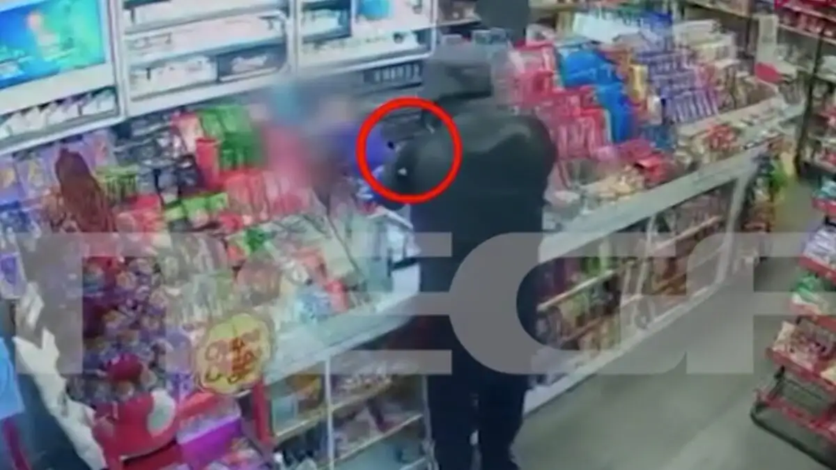 Βίντεο ντοκουμέντο από ληστεία σε μίνι μάρκετ στο Ίλιον: Απείλησε εργαζόμενη με όπλο και άρπαξε τις εισπράξεις - Δείτε βίντεο