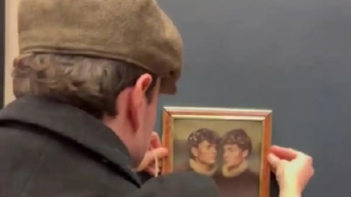 Μουσείο Λούβρου: Βέλγοι TikTokers έκαναν ρεζίλι την ασφάλεια μετά την κλοπή των κοσμημάτων – Κρέμασαν το πορτρέτο τους δίπλα στη Μόνα Λίζα