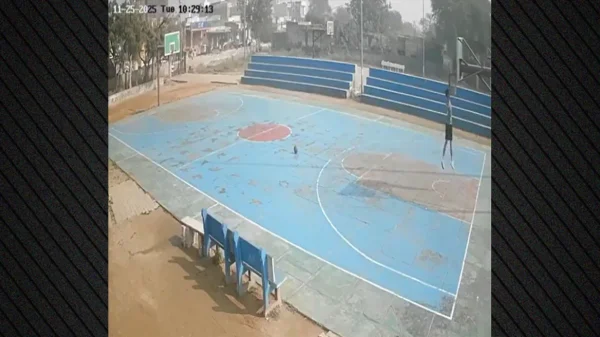 Τραγωδία στην Ινδία: 16χρονος πλακώθηκε από σκουριασμένη μπασκέτα μετά από κάρφωμα και πέθανε - Σκληρό βίντεο