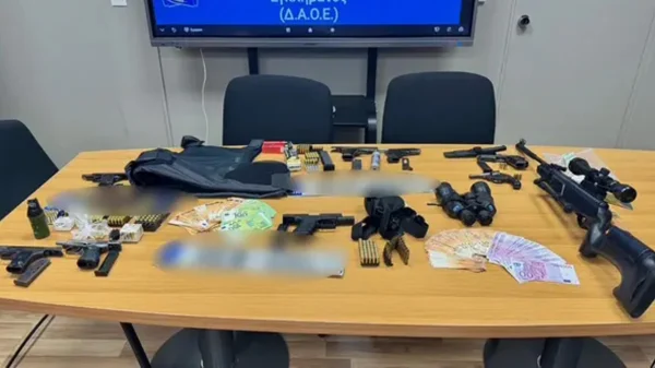 Βαρύ οπλοστάσιο, χρυσές λίρες και πάνω από €100.000 είχαν οι συλληφθέντες για τη δολοφονία του Γιάννη Λάλα στη Φωκίδα