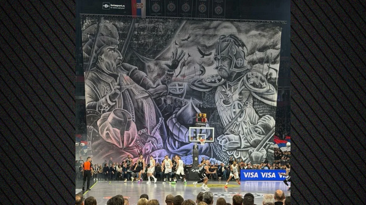 Έξαλλοι οι Τούρκοι για το πανό της Παρτιζάν στον αγώνα με τη Φενέρ - Έδειξαν Σέρβο ιππότη να σκοτώνει τον Σουλτάνο Μουράτ Α’