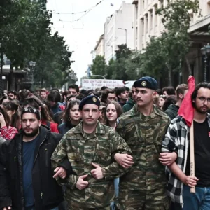 Στην πρεσβεία των ΗΠΑ φτάνει η κεφαλή της πορείας για το Πολυτεχνείο, 11 συλλήψεις και 32 προσαγωγές