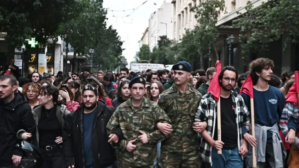 Στην πρεσβεία των ΗΠΑ φτάνει η κεφαλή της πορείας για το Πολυτεχνείο, 11 συλλήψεις και 32 προσαγωγές