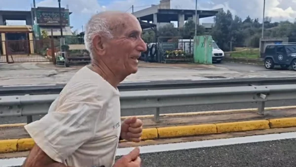 Ο υπέροχος κύριος Πλούταρχος έτρεξε 42 χλμ. για... πλάκα στα 89 του χρόνια (video)