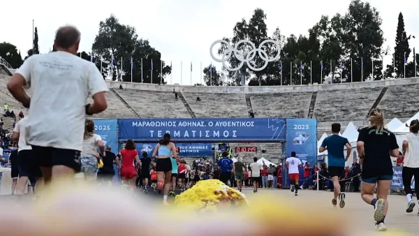 42ος Αυθεντικός Μαραθώνιος Αθήνας 2025: Άνθρωποι όλων των ηλικιών έδωσαν το παρών και έτρεξαν για την Ελλάδα – Δείτε εικόνες