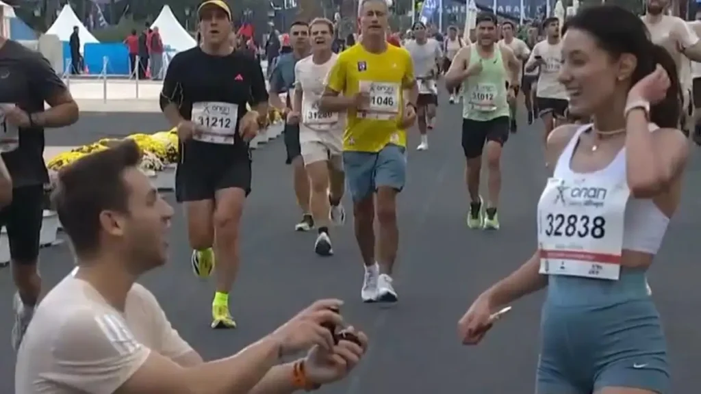 42ος Αυθεντικός Μαραθώνιος Αθήνας 2025: Πρόταση γάμου στον τερματισμό των 10 χλμ – Γονάτισε και αυτή είπε το «ναι»