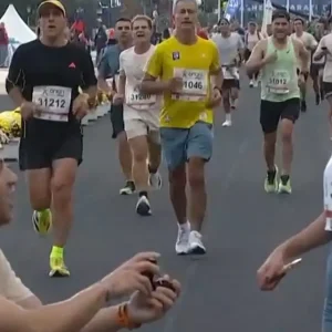 42ος Αυθεντικός Μαραθώνιος Αθήνας 2025: Πρόταση γάμου στον τερματισμό των 10 χλμ – Γονάτισε και αυτή είπε το «ναι»