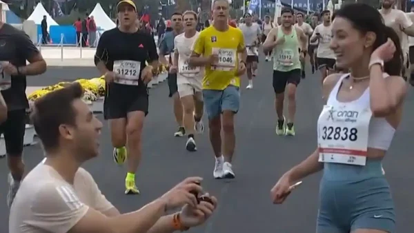 42ος Αυθεντικός Μαραθώνιος Αθήνας 2025: Πρόταση γάμου στον τερματισμό των 10 χλμ – Γονάτισε και αυτή είπε το «ναι»