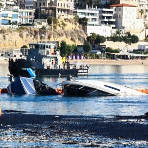 Μαρίνα Ζέας: Αποκαΐδια και βυθισμένα σκάφη άφησε πίσω της η φωτιά - Ξεκίνησε από ξύλινο ημερόπλοιο (ΦΩΤΟ - ΒΙΝΤΕΟ)