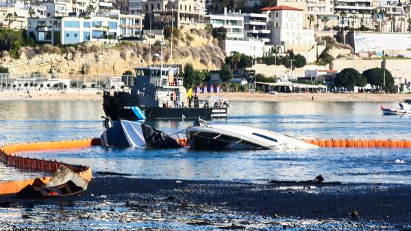 Μαρίνα Ζέας: Αποκαΐδια και βυθισμένα σκάφη άφησε πίσω της η φωτιά - Ξεκίνησε από ξύλινο ημερόπλοιο (ΦΩΤΟ - ΒΙΝΤΕΟ)