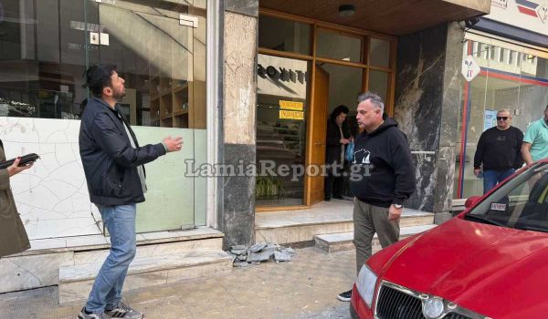 Λαμία: Έπεσε μάρμαρο στο πεζοδρόμιο την ώρα που περνούσαν μαθητές - ΒΙΝΤΕΟ