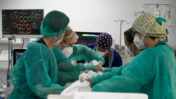 ΕΟΔΥ: 12 νεκροί και 138 εισαγωγές από κορονοϊό την τελευταία εβδομάδα