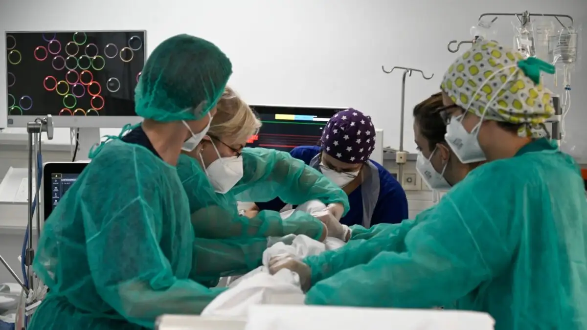 ΕΟΔΥ: 12 νεκροί και 138 εισαγωγές από κορονοϊό την τελευταία εβδομάδα