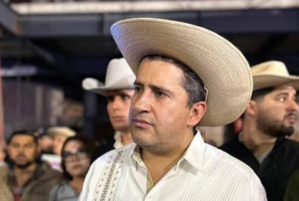 Κόλαση στο Μεξικό μετά την εν ψυχρώ δολοφονία δημάρχου σε δημόσια εκδήλωση – Διαδηλωτές πυρπόλησαν κυβερνητικό κτίριο