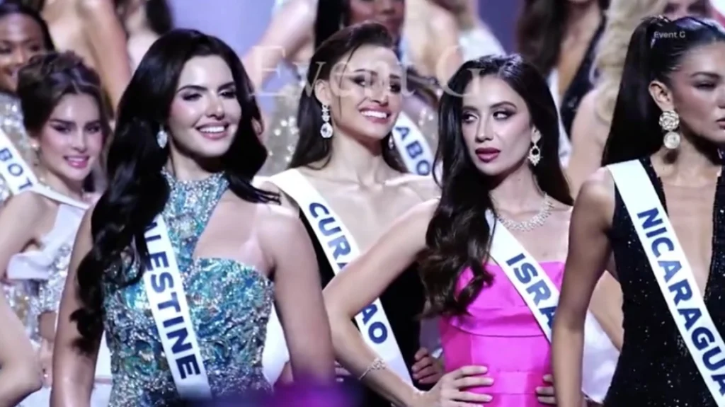 Στον διαγωνισμό Μις Υφήλιος έβαλαν τη Μις Ισραήλ να κάτσει δίπλα στη Μις Παλαιστίνη - Το βλέμμα που προκάλεσε αντιδράσεις