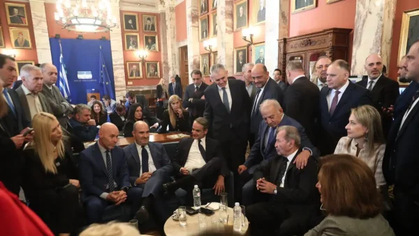 Πηγαδάκι Μητσοτάκη με βουλευτές στο καφενείο της Βουλής: Η κολλημένη βελόνα, και ποιος θα «σουβλιστεί» στις εκλογές