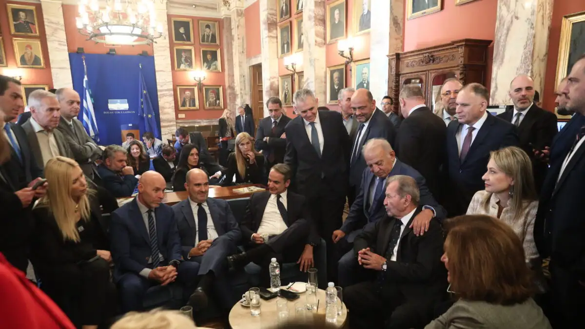 Πηγαδάκι Μητσοτάκη με βουλευτές στο καφενείο της Βουλής: Η κολλημένη βελόνα, και ποιος θα «σουβλιστεί» στις εκλογές