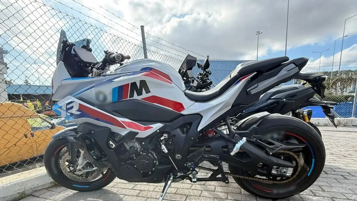 Αττική Οδός: Ταυτοποιήθηκαν δύο άτομα που έτρεχαν με ιλιγγιώδη ταχύτητα και ανέβασαν το βίντεο στα social media