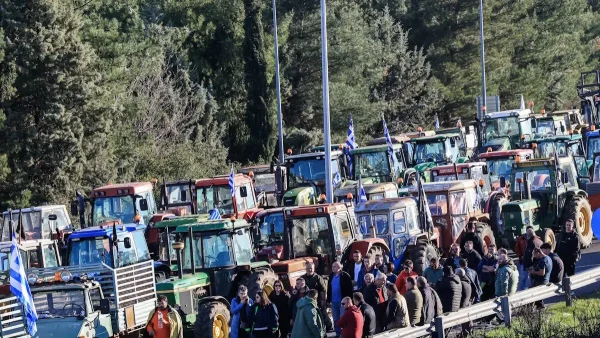 Οι αγρότες παραμένουν στα μπλόκα – Η χώρα «κομμένη» στα δύο, από παρακαμπτηρίους η κίνηση σε Ε65 και ΠΑΘΕ