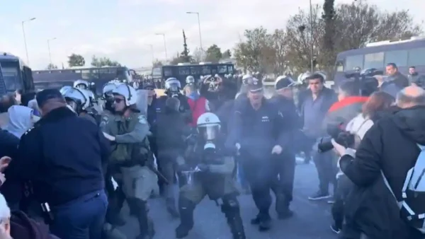 Λάρισα: Ένταση στο μπλόκο των αγροτών – «Σήκωσαν» στα χέρια οχήματα της ΕΛ.ΑΣ για να περάσουν τα τρακτέρ