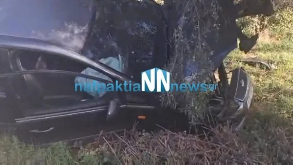 Ναύπακτος: Τροχαίο με αυτοκίνητο να «καρφώνεται» σε ελιά