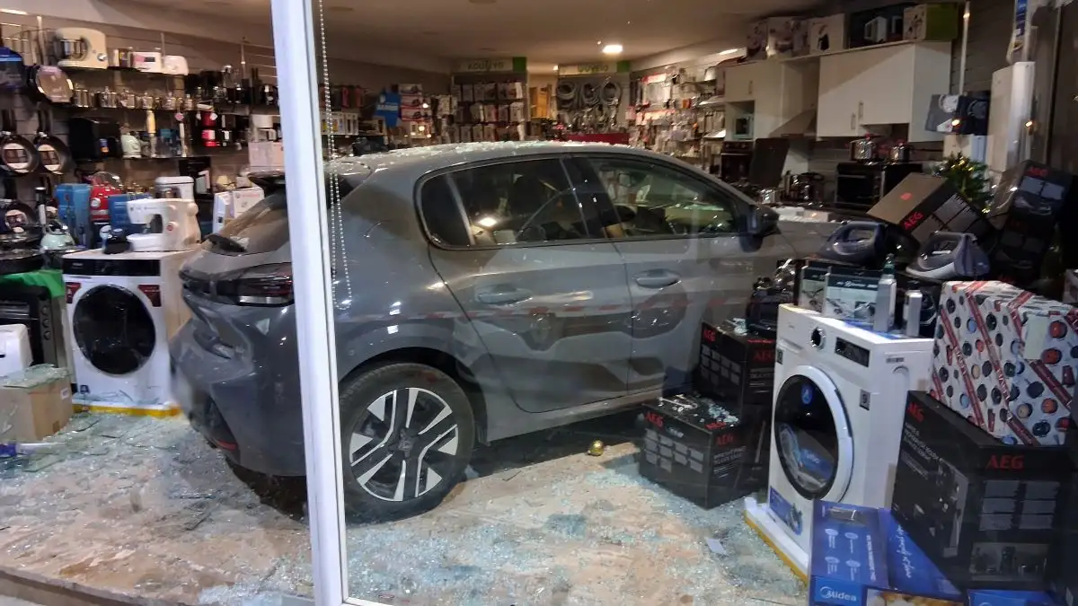 Ναύπλιο: Αυτοκίνητο «μπούκαρε» σε κατάστημα ηλεκτρικών ειδών – Απίστευτες εικόνες