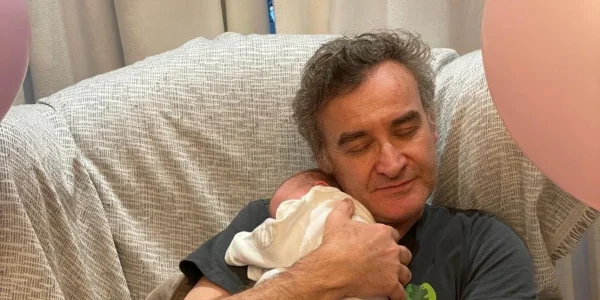 Ο Νίκος Ορφανός μίλησε για την πρόωρη γέννηση της κόρης του: «Γυρίσαμε από το μαιευτήριο με άδεια χέρια...»