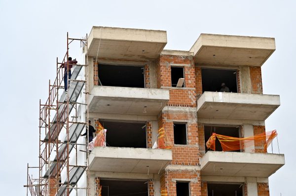 Έντονες αντιδράσεις για την αφαίρεση των πολεοδομιών από τους δήμους - "Απαράδεκτο και προκλητικό", λέει η ΚΕΔΕ